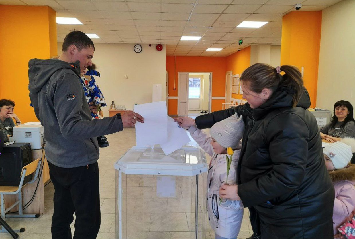В Саратовской области многодетные семьи приходят на выборы вместе с детьми